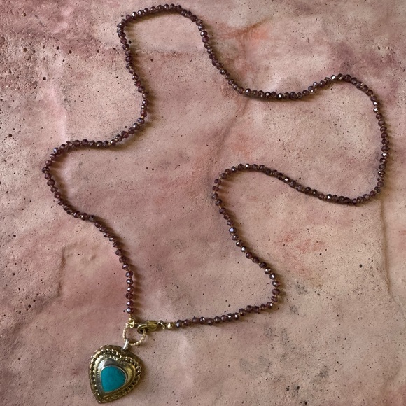 Handmade hand knotted garnet necklace with little stone heart charm - Picture 11 of 15